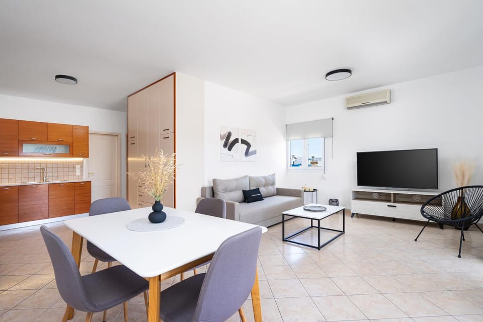 Communal lounge/ TV room, TV and multimedia, Living room, Seating area, Dining area, Evening entertainment, air conditioner