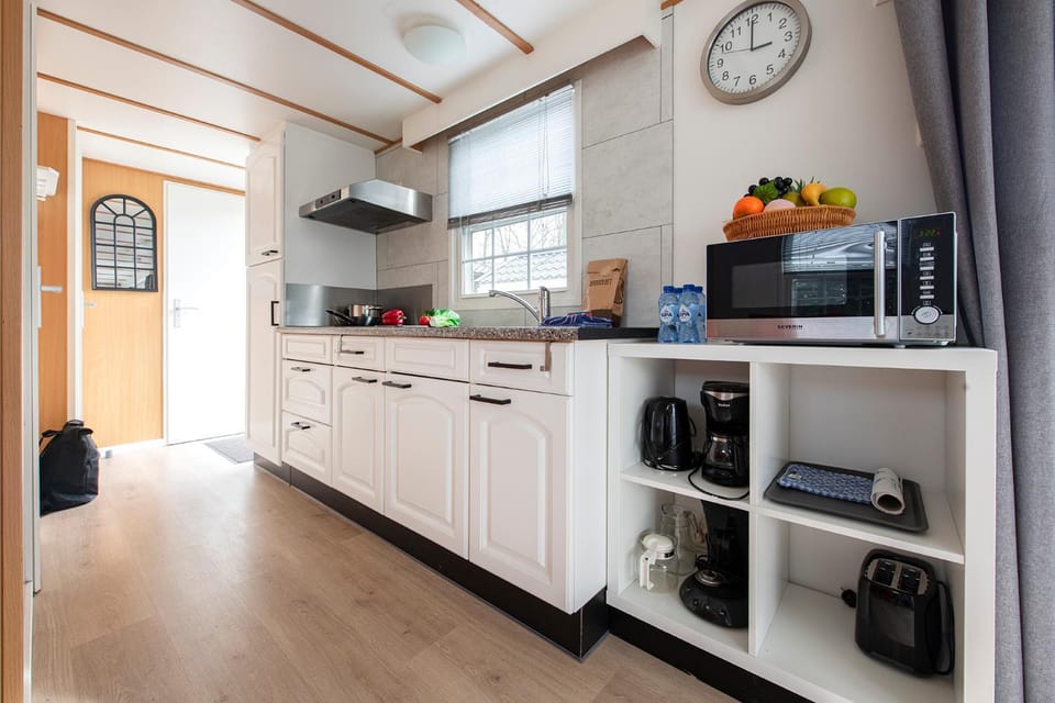 Coffee/tea facilities, Kitchen or kitchenette, oven