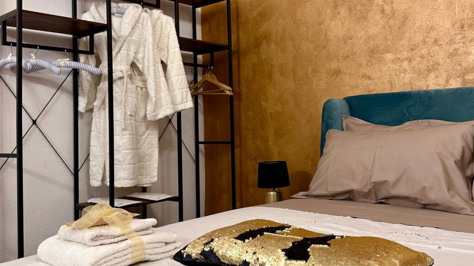 Bed, Bedroom, towels