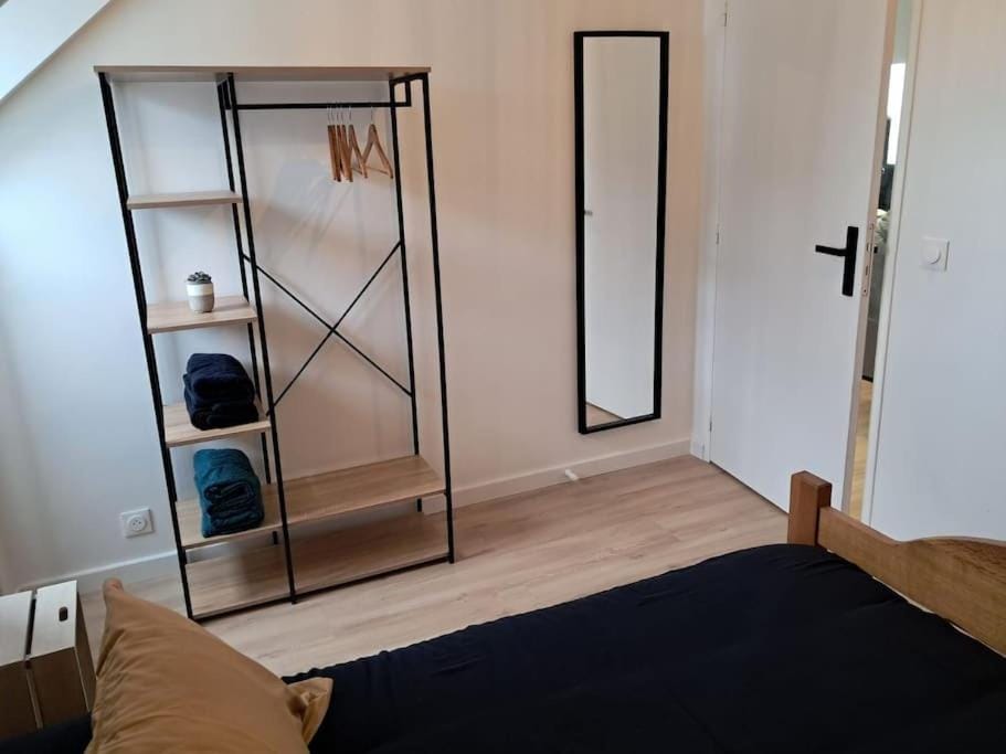 T2 moderne Lorient 1 chambre plus 1 canapé convertible idéal famille ou missions pro wifi Apartment in Lorient