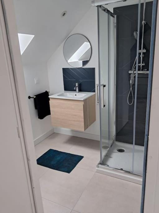T2 moderne Lorient 1 chambre plus 1 canapé convertible idéal famille ou missions pro wifi Apartment in Lorient