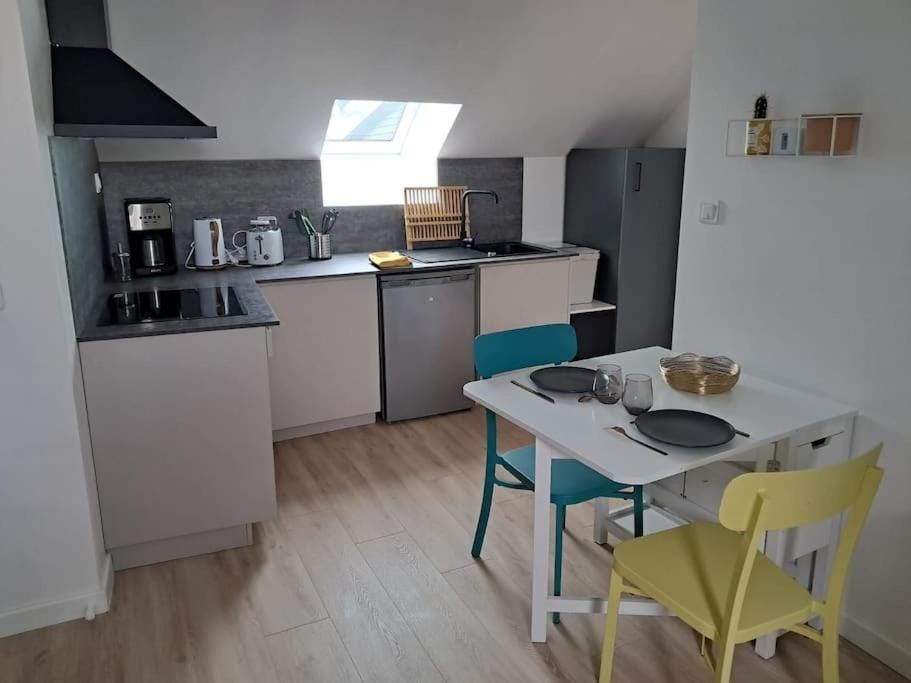 T2 moderne Lorient 1 chambre plus 1 canapé convertible idéal famille ou missions pro wifi Apartment in Lorient