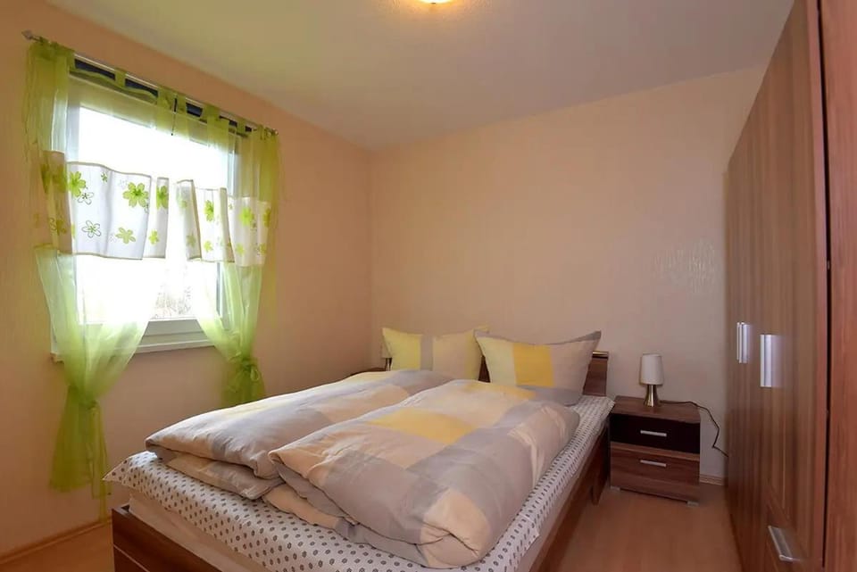 Photo of the whole room, Bedroom