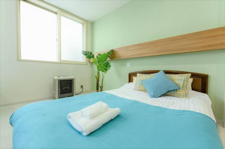 Bed, Photo of the whole room, Bedroom, towels