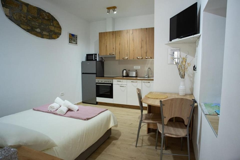 Kitchen or kitchenette, Dining area, pet friendly