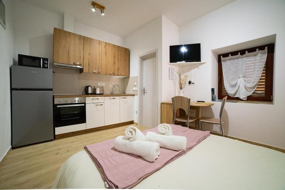 Kitchen or kitchenette, towels