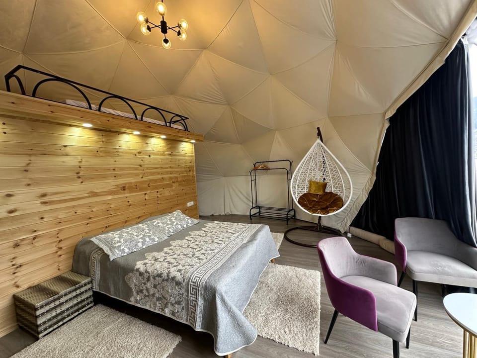 Bed, Living room, Photo of the whole room, Seating area, Bedroom