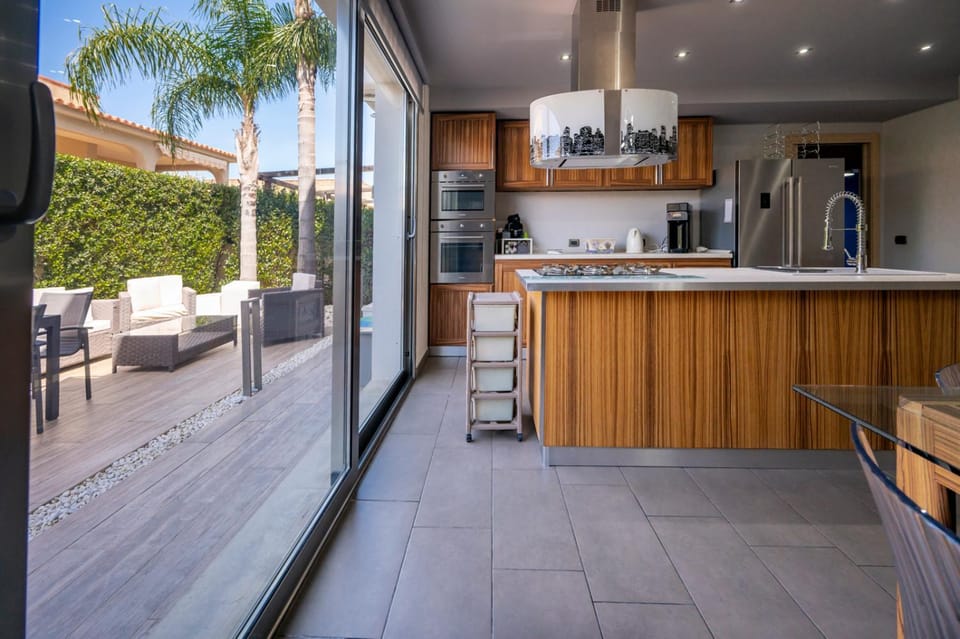 Patio, View (from property/room), Balcony/Terrace, Kitchen or kitchenette, Living room, Dining area, oven, stove
