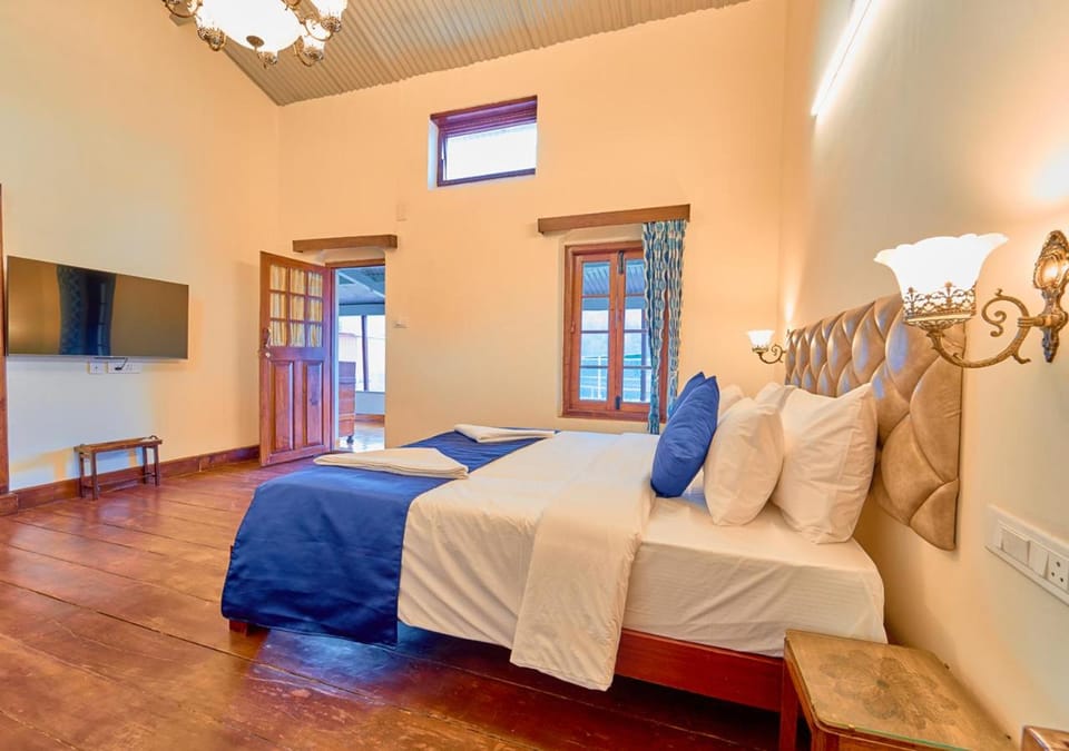Bed, TV and multimedia, Bedroom