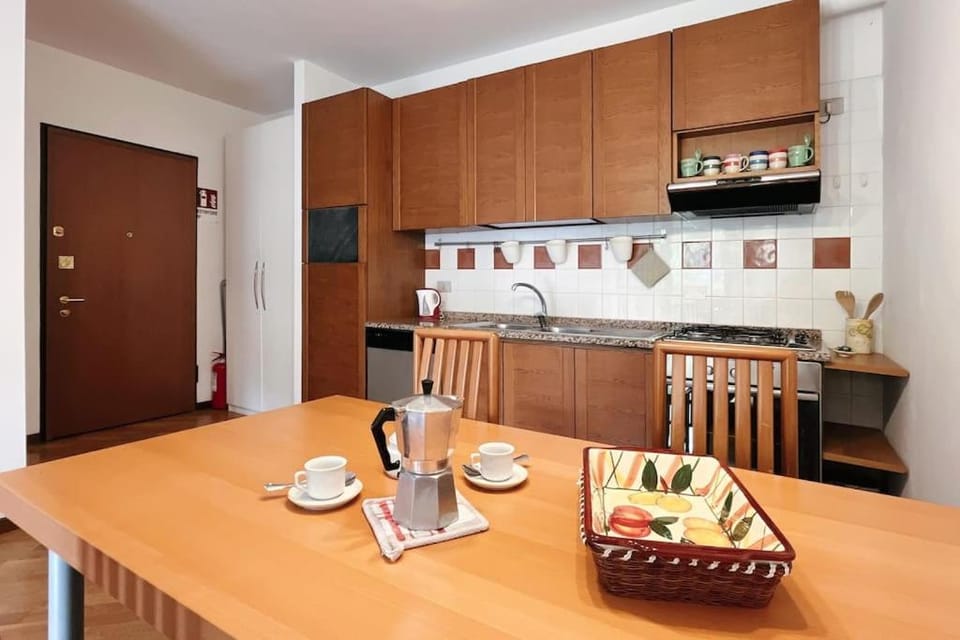 Coffee/tea facilities, Kitchen or kitchenette, Dining area, stove