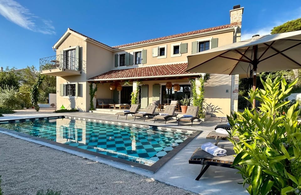 Property building, Garden, Pool view, Swimming pool, sunbed