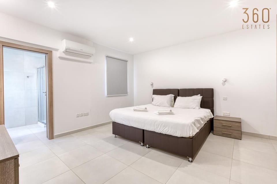 Photo of the whole room, Bedroom, air conditioner