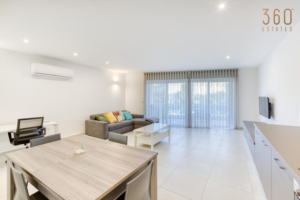 Communal lounge/ TV room, TV and multimedia, Living room, Seating area, Evening entertainment