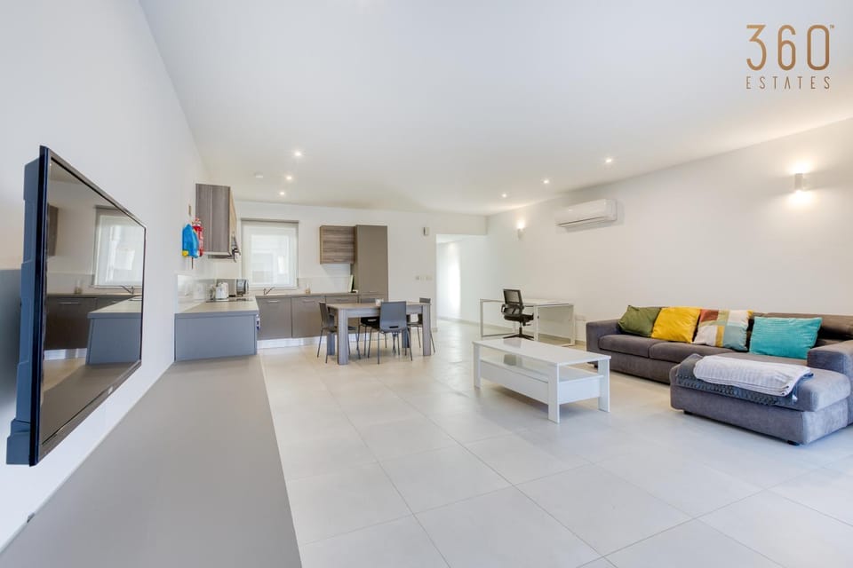 TV and multimedia, Kitchen or kitchenette, Living room, Seating area, Dining area, oven