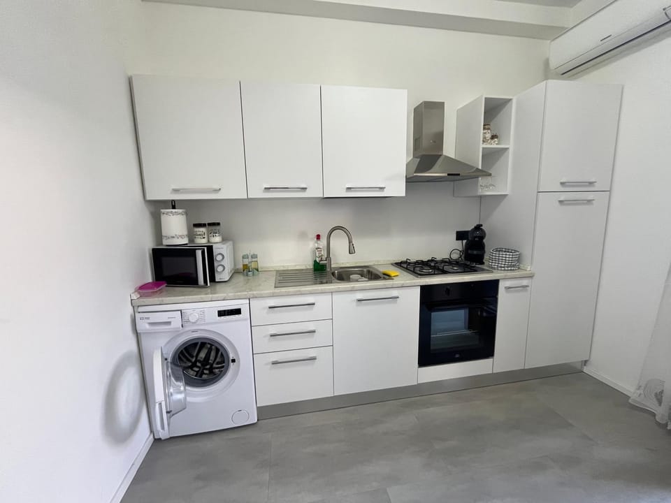 Coffee/tea facilities, Kitchen or kitchenette, minibar, oven, stove, washing machine