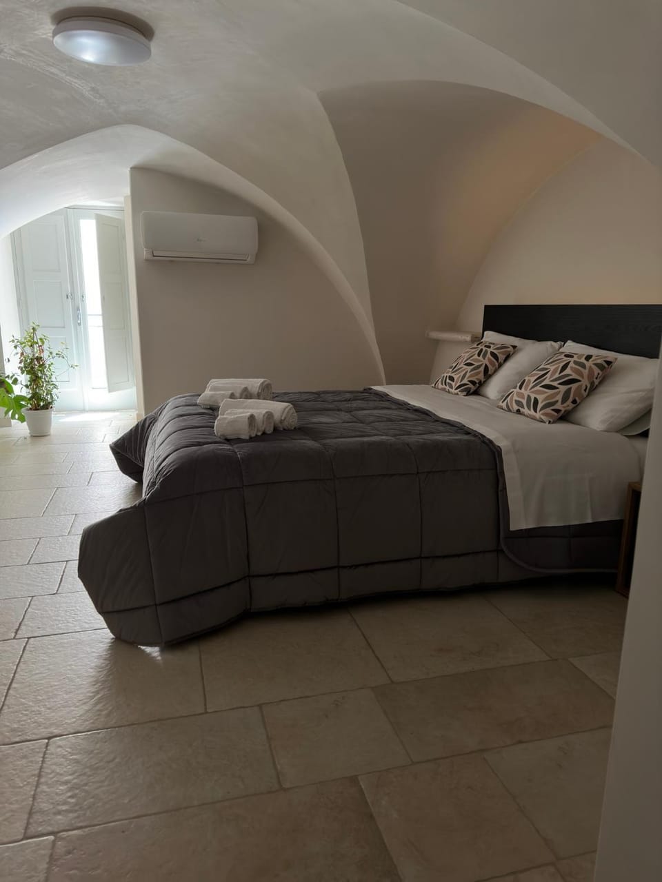 Bed, Photo of the whole room, Bedroom, towels, air conditioner