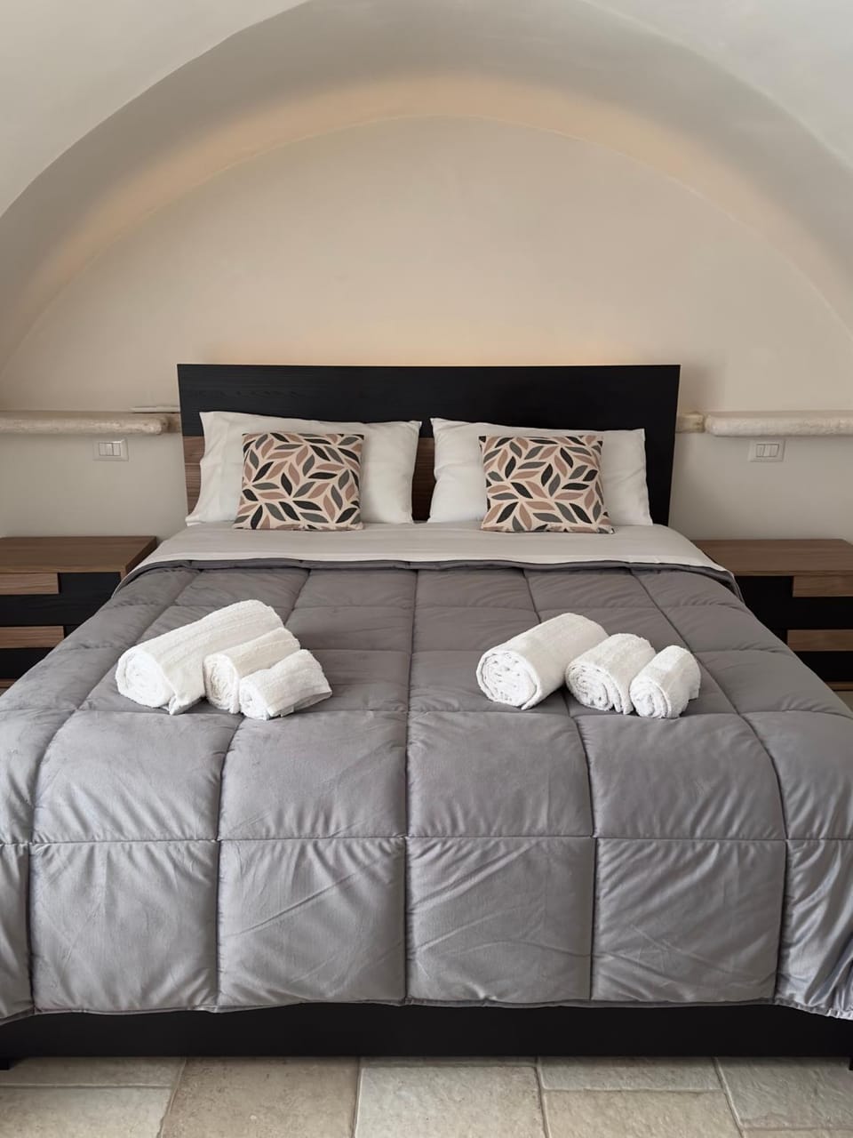 Bed, Bedroom, towels
