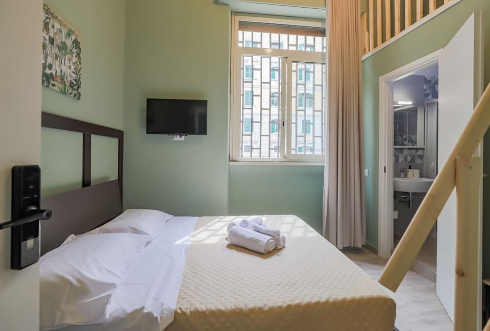 Bed, TV and multimedia, Photo of the whole room, Bedroom, towels