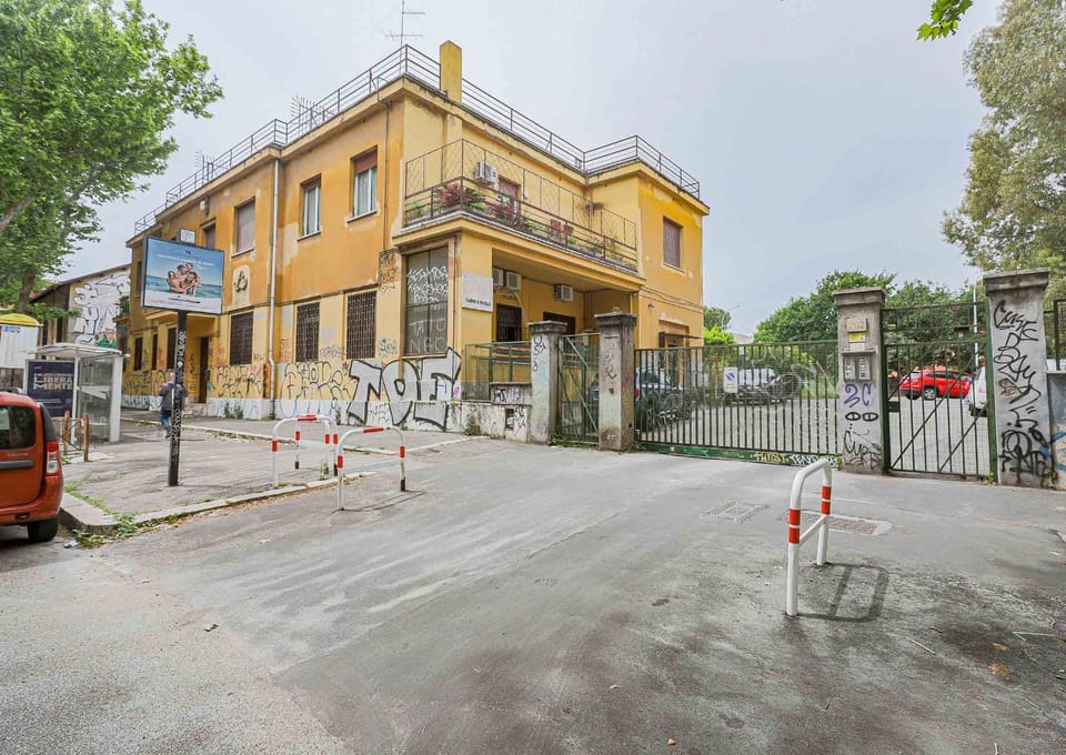 Property building, Neighbourhood, Street view, Location, Parking