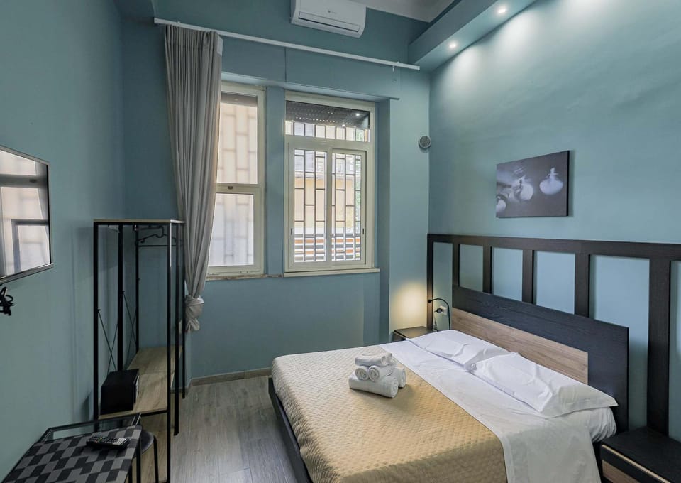 Bed, TV and multimedia, Photo of the whole room, Bedroom, towels, air conditioner