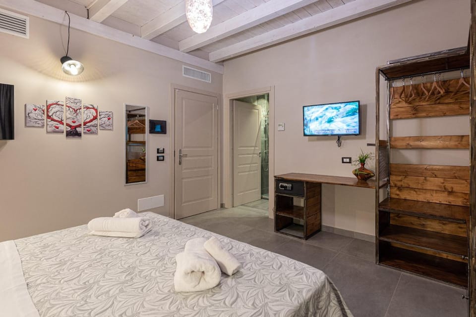 Bed, TV and multimedia, Photo of the whole room, Bedroom, towels