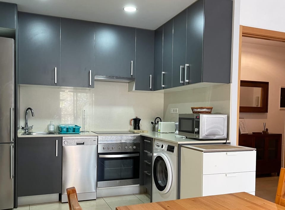 Coffee/tea facilities, Kitchen or kitchenette, dishwasher, oven, stove, toaster, washing machine