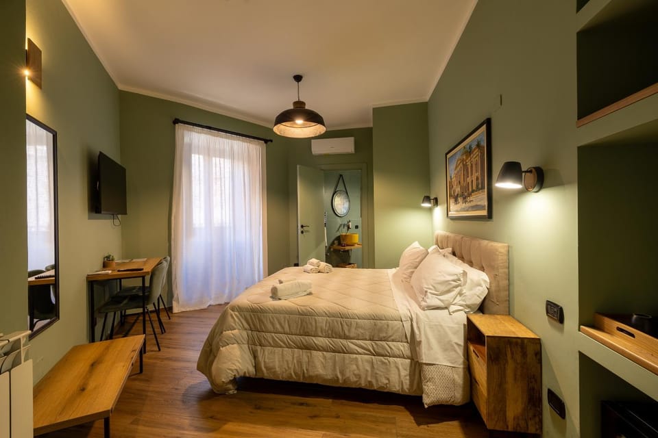 Bed, TV and multimedia, Living room, Photo of the whole room, Seating area, Bedroom