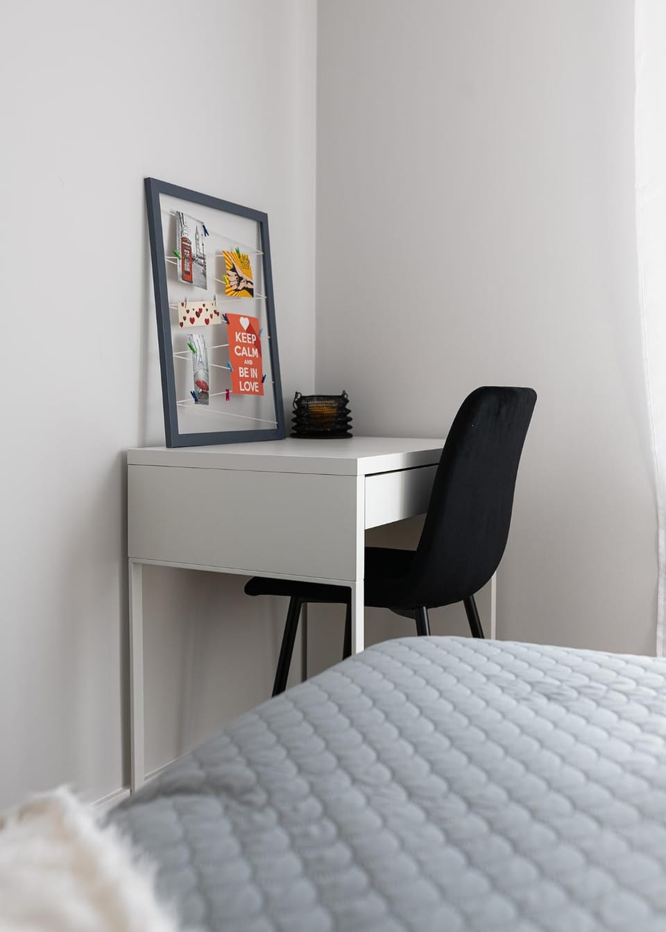 Photo of the whole room, Bedroom