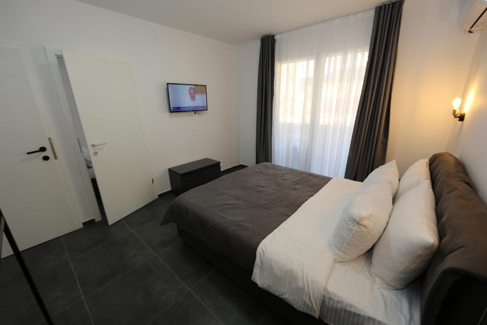 Bed, TV and multimedia, Bedroom