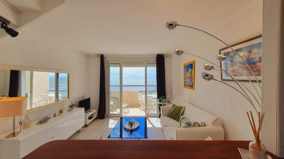 Summer, TV and multimedia, Living room, Seating area
