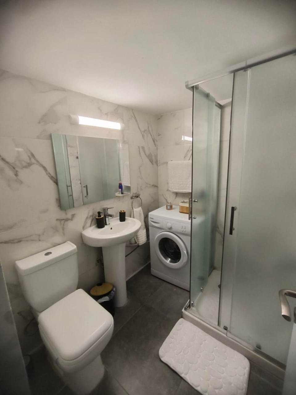 Shower, Toilet, Bathroom, towels, washing machine