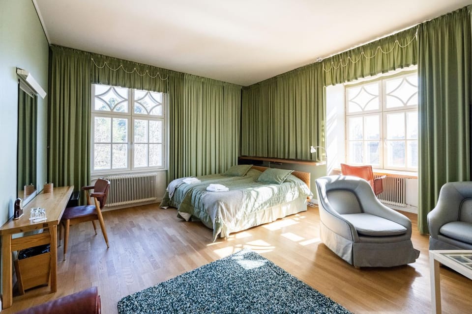 Photo of the whole room, Bedroom