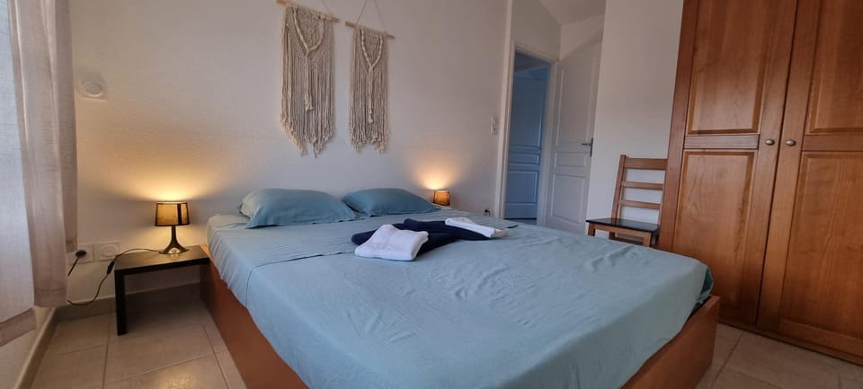 Bed, Photo of the whole room, towels, wardrobe