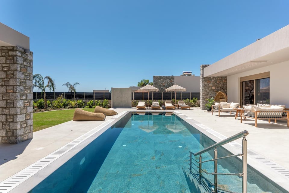 Property building, Patio, Day, Natural landscape, Pool view, Swimming pool, sunbed