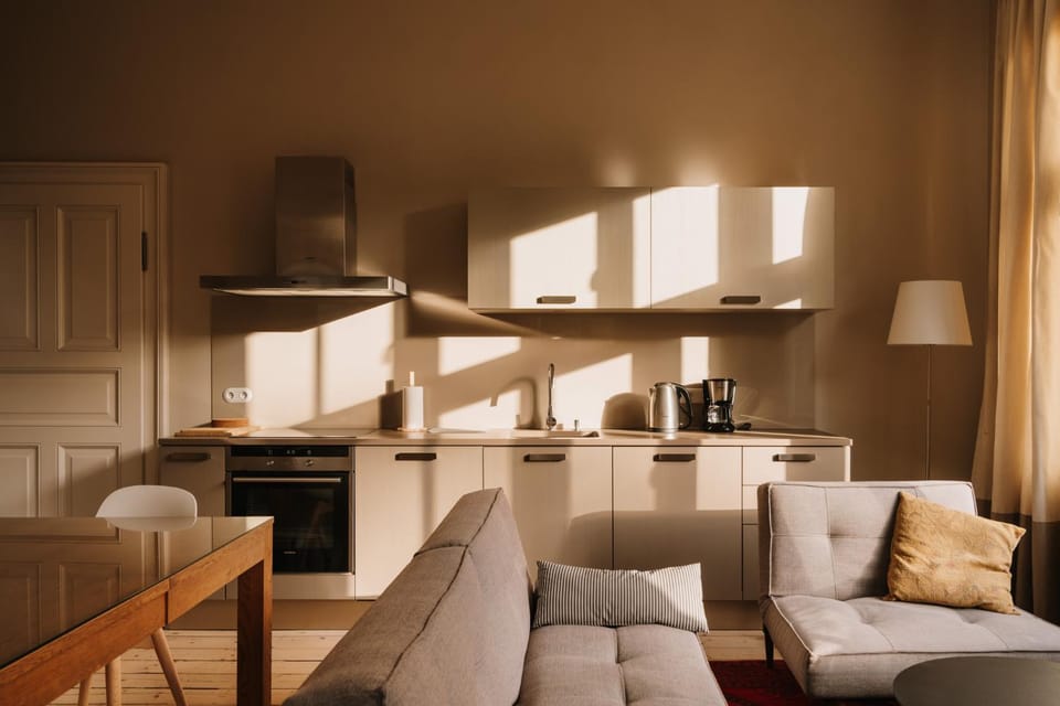 Kitchen or kitchenette, Living room, Seating area, Dining area