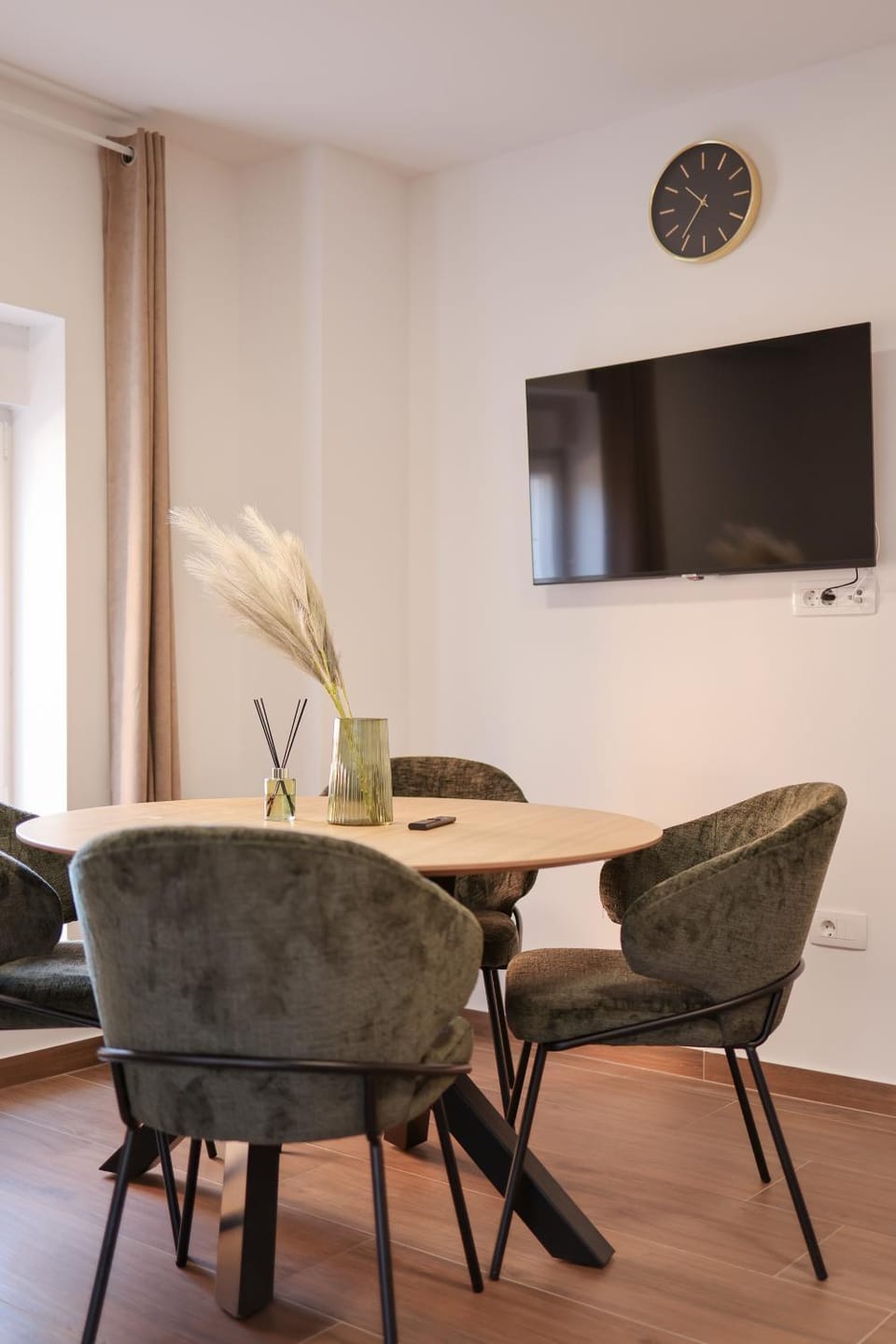 TV and multimedia, Living room, Seating area, Dining area
