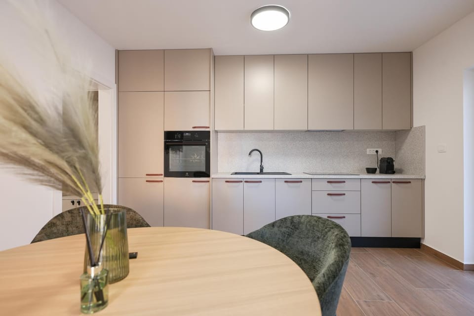 Kitchen or kitchenette, Dining area, pet friendly, stove