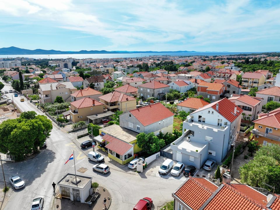 Property building, Day, Neighbourhood, Natural landscape, Bird's eye view, City view, Mountain view, Location, Parking