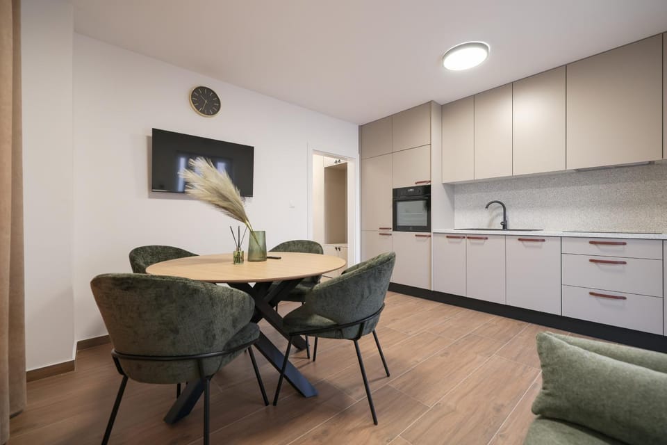 Kitchen or kitchenette, Living room, Seating area, Dining area