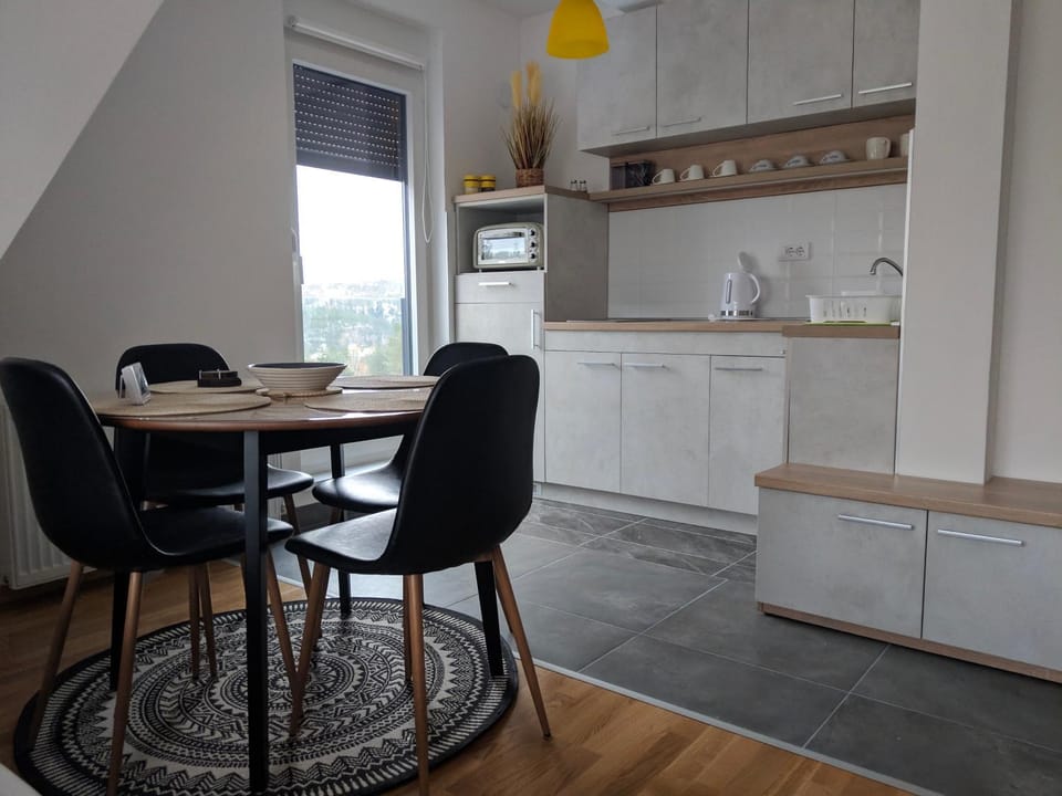 Kitchen or kitchenette, Dining area, pet friendly, stove