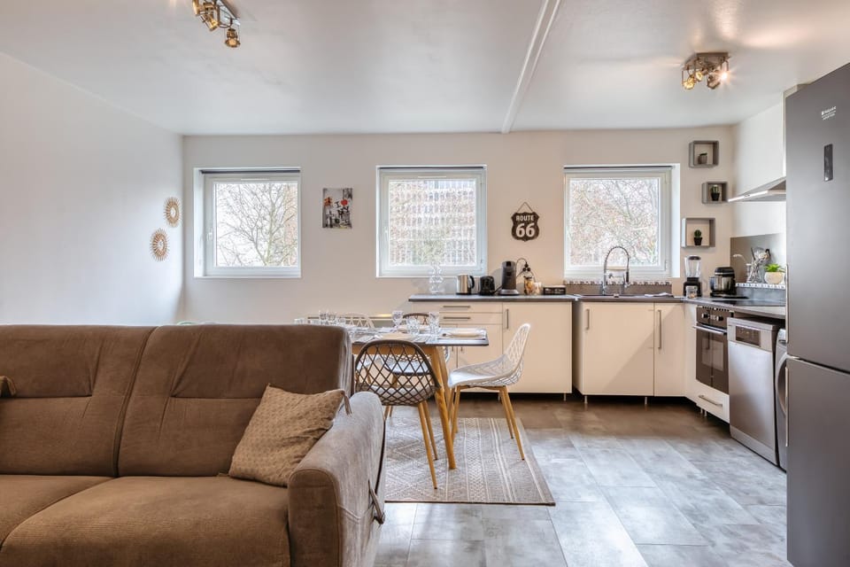 Coffee/tea facilities, Kitchen or kitchenette, Living room, Seating area, Dining area, stove