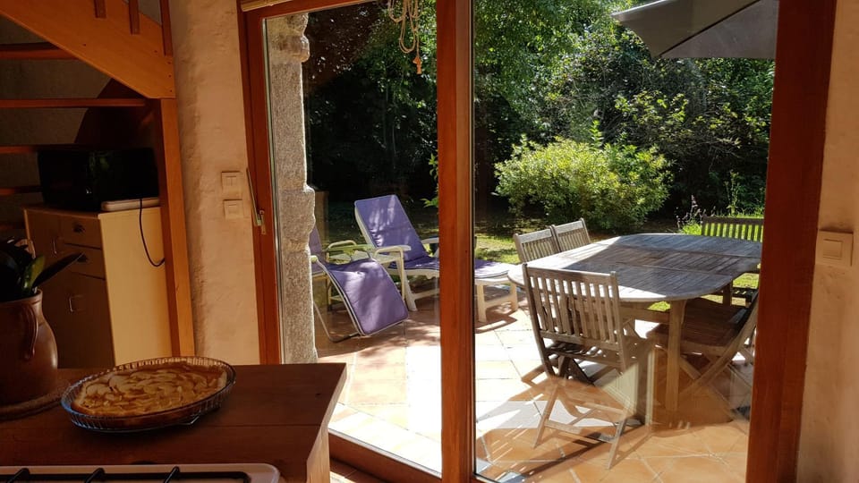 Patio, Day, Balcony/Terrace, Kitchen or kitchenette, Dining area, Garden view