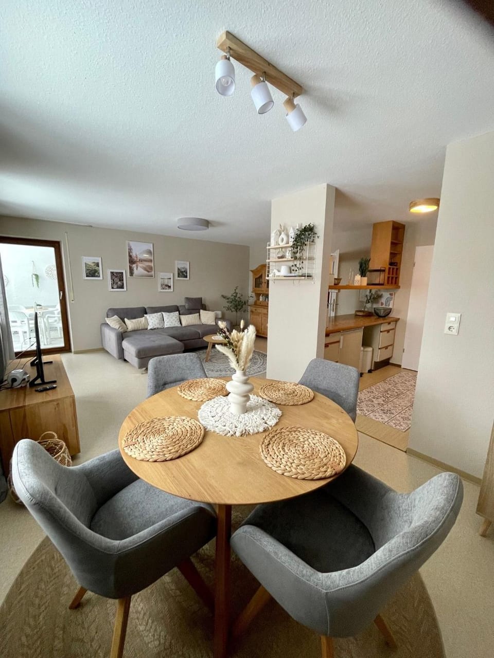 Kitchen or kitchenette, Living room, Seating area, Dining area