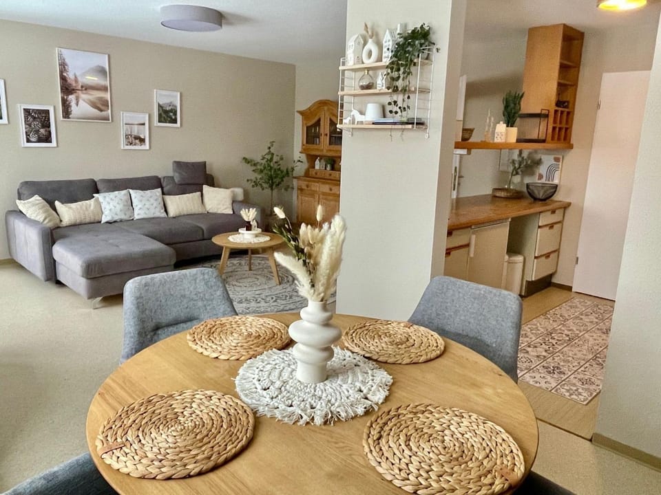 Kitchen or kitchenette, Living room, Seating area, Dining area