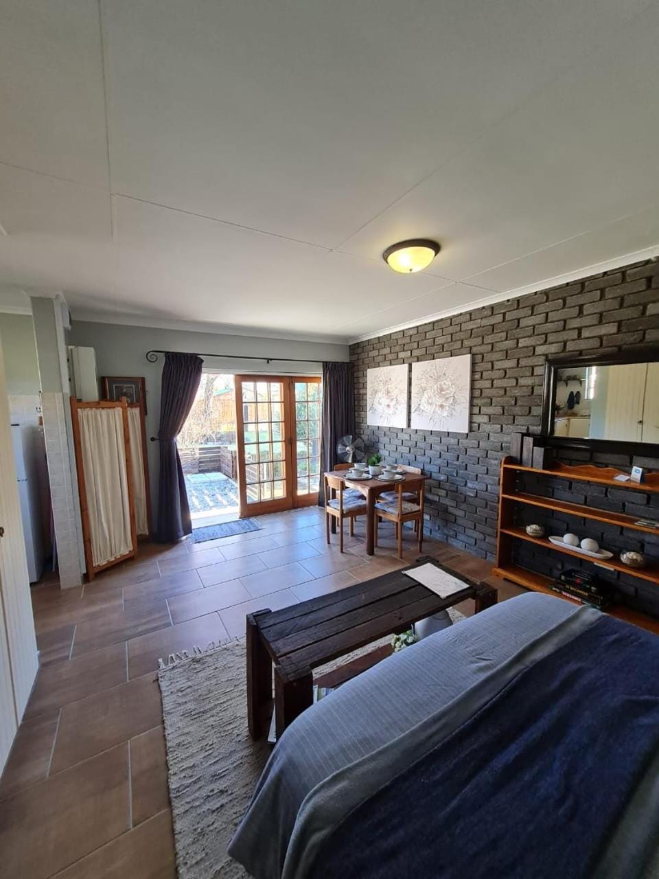 Photo of the whole room, Dining area, Bedroom, wardrobe
