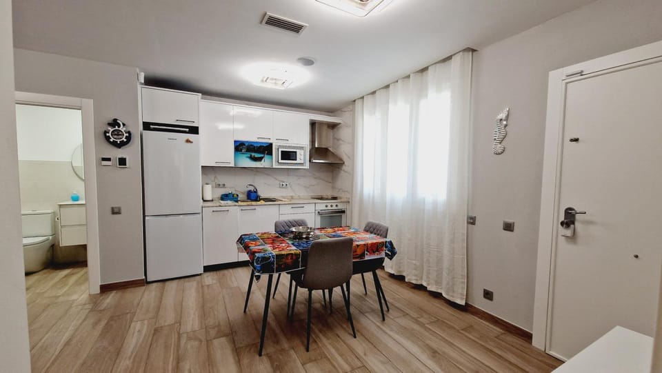 Kitchen or kitchenette, Dining area, pet friendly