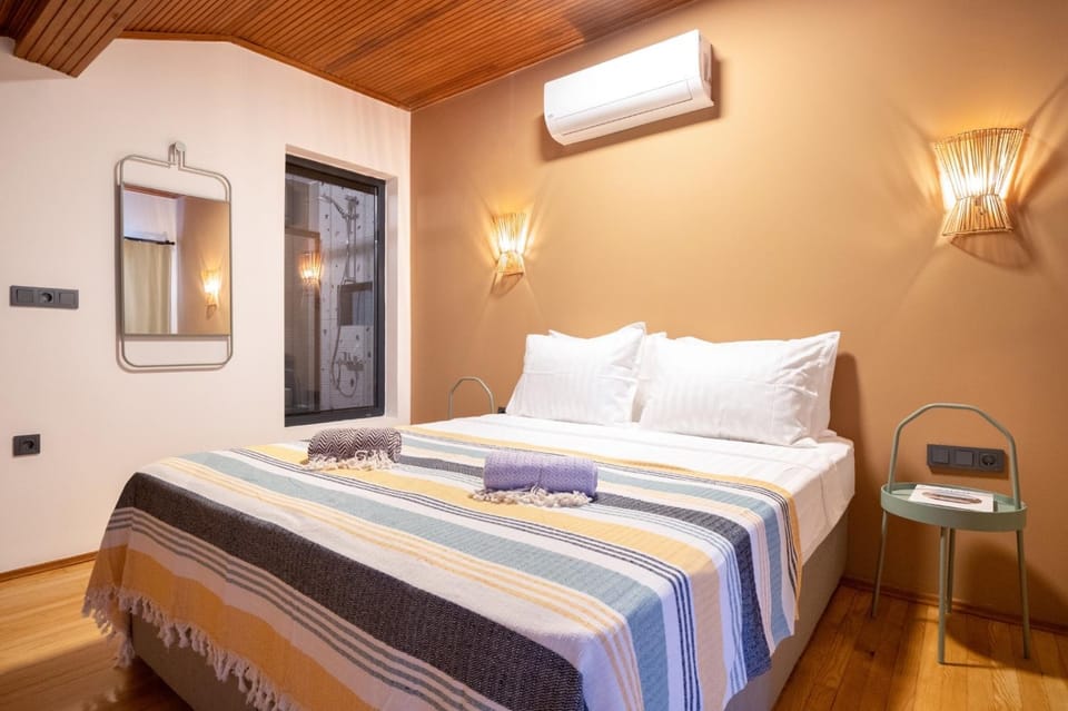 Bed, Photo of the whole room, Bedroom, air conditioner
