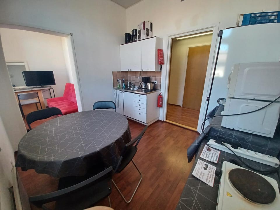 Kitchen or kitchenette, Dining area, stove, toaster