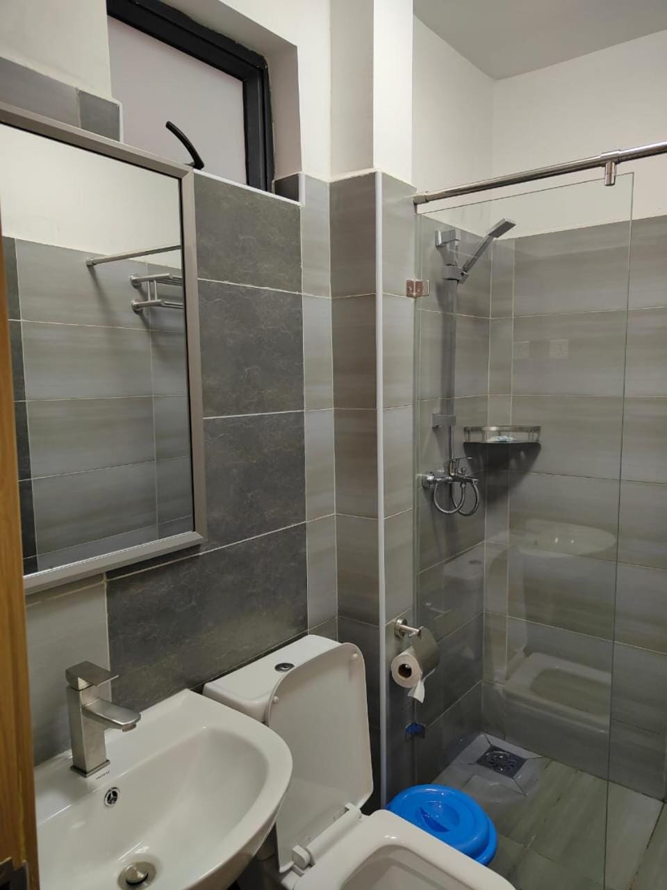 Shower, Toilet, Bathroom, towels