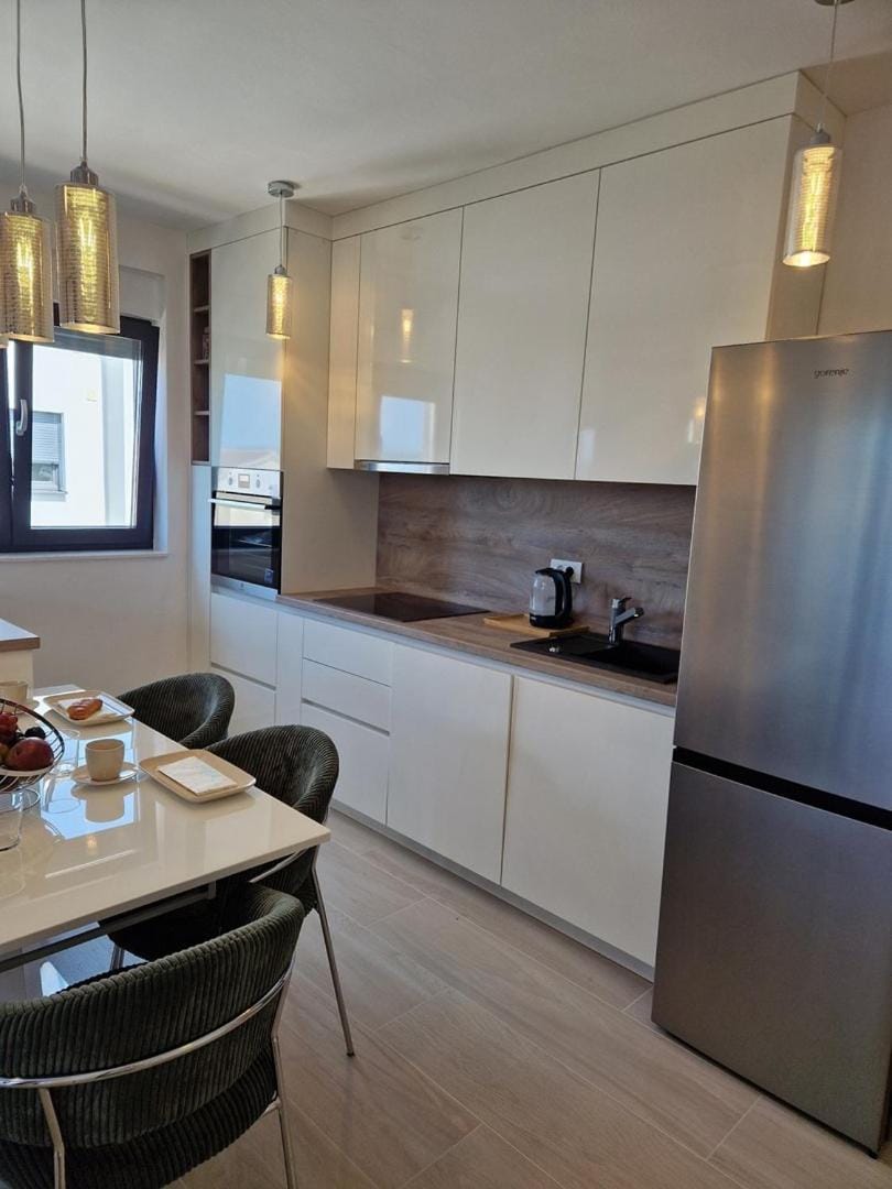 Kitchen or kitchenette, Dining area, oven